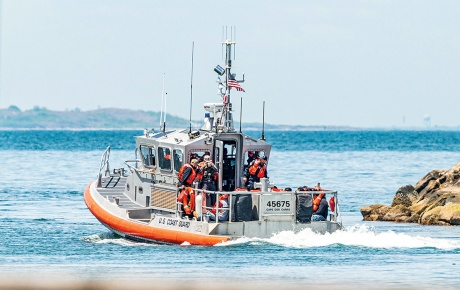Image of a boat driving away on Martha's Vineyard