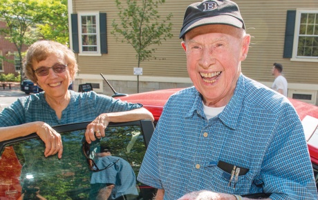 Photo of Bob Traill &rsquo;43 and Judy Andrews Green &rsquo;68 in front of a car.