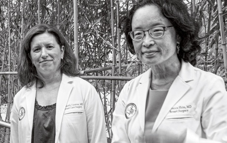 Candid photo of Elizabeth Cureton &rsquo;95, and Veronica Shim &rsquo;95 MD